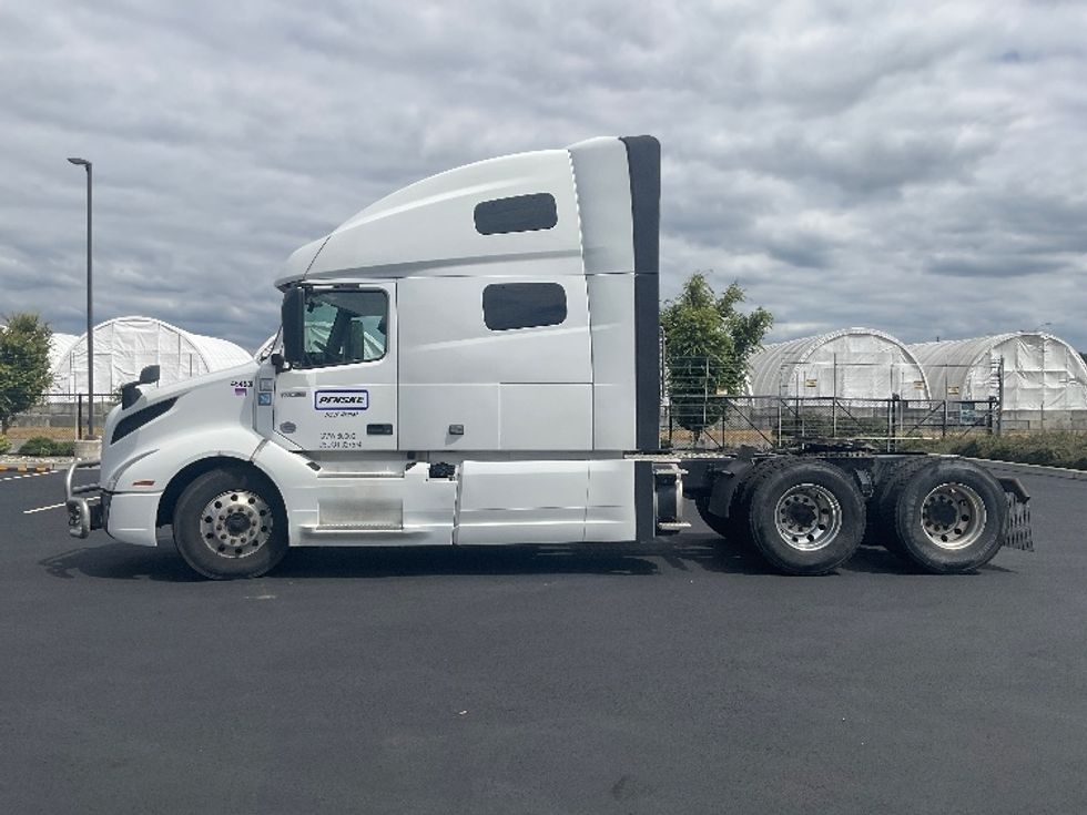Sleeper Tractor-Heavy Duty Tractors-Volvo-2023-VNL64760-Everett-WA-590,286\n\t\tmiles-$ 81,000 - Image 4