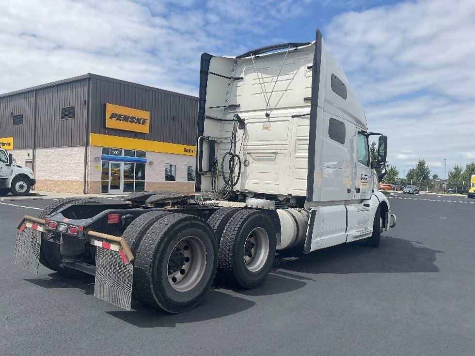 Sleeper Tractor-Heavy Duty Tractors-Volvo-2023-VNL64760-Everett-WA-590,286\n\t\tmiles-$ 81,000 - Image 7