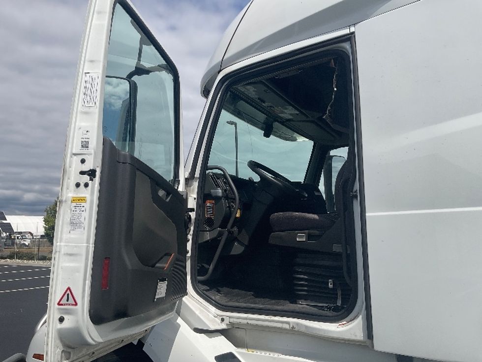 Sleeper Tractor-Heavy Duty Tractors-Volvo-2023-VNL64760-Everett-WA-590,286\n\t\tmiles-$ 81,000 - Image 9