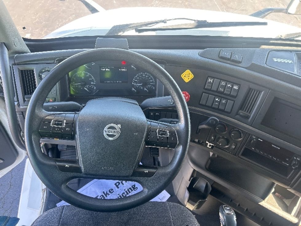 Sleeper Tractor-Heavy Duty Tractors-Volvo-2023-VNL64760-Findlay-OH-523,174\n\t\tmiles-$ 82,500 - Image 11