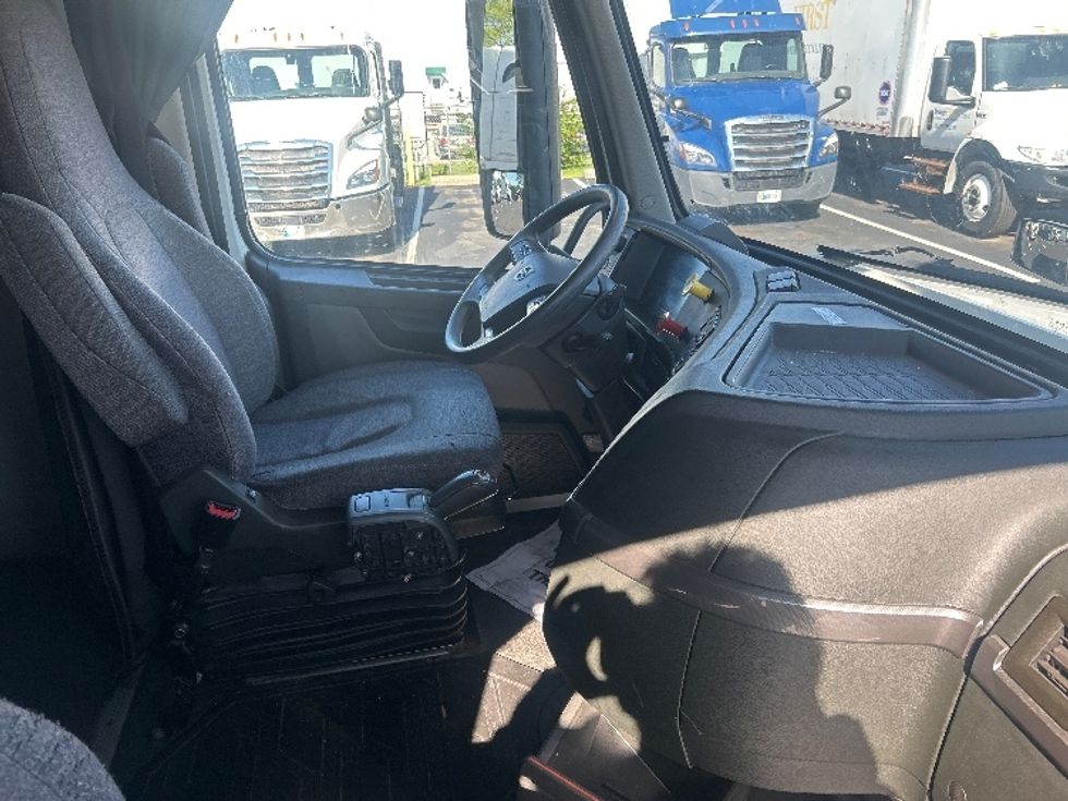 Sleeper Tractor-Heavy Duty Tractors-Volvo-2023-VNL64760-Findlay-OH-523,174\n\t\tmiles-$ 82,500 - Image 15