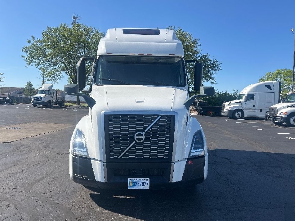 Sleeper Tractor-Heavy Duty Tractors-Volvo-2023-VNL64760-Findlay-OH-523,174\n\t\tmiles-$ 82,500 - Image 2