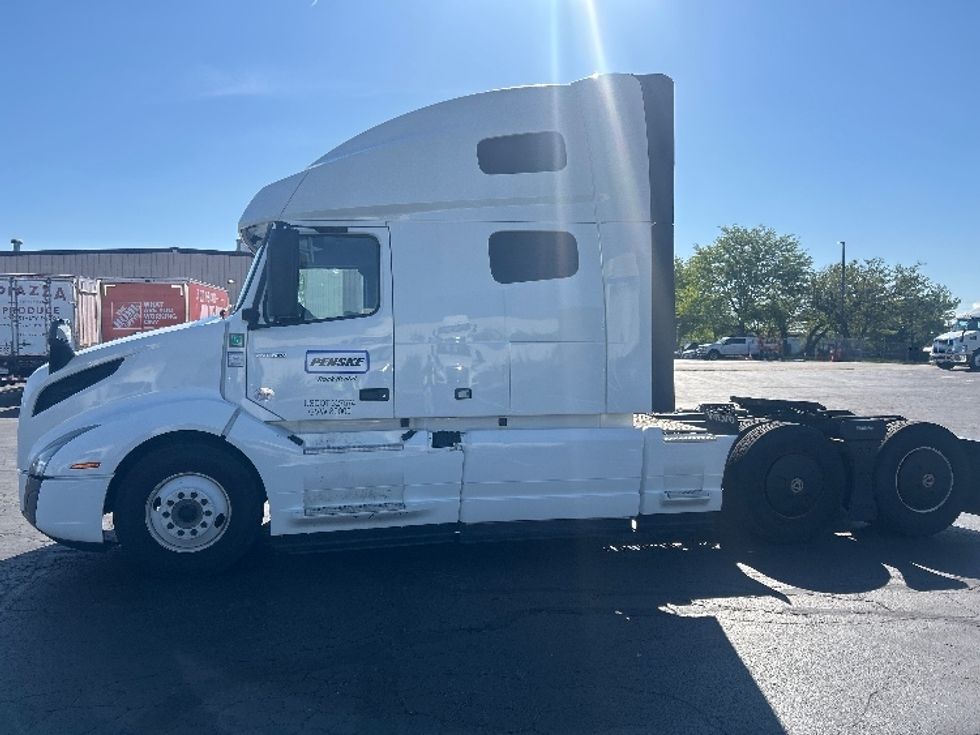 Sleeper Tractor-Heavy Duty Tractors-Volvo-2023-VNL64760-Findlay-OH-523,174\n\t\tmiles-$ 82,500 - Image 4