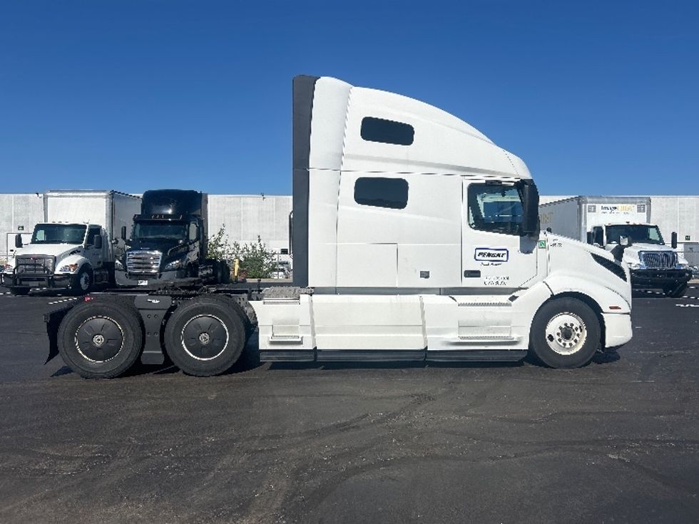 Sleeper Tractor-Heavy Duty Tractors-Volvo-2023-VNL64760-Findlay-OH-523,174\n\t\tmiles-$ 82,500 - Image 8