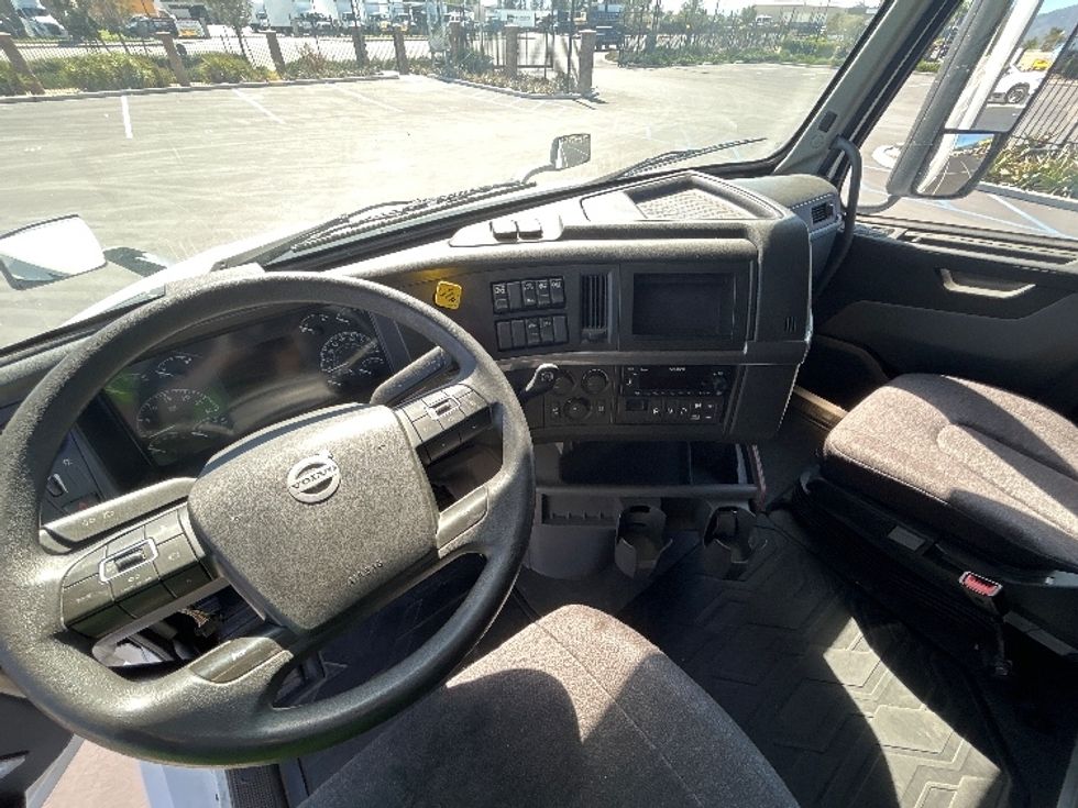 Sleeper Tractor-Heavy Duty Tractors-Volvo-2023-VNL64760-Fontana-CA-530,060\n\t\tmiles-$ 88,500 - Image 12