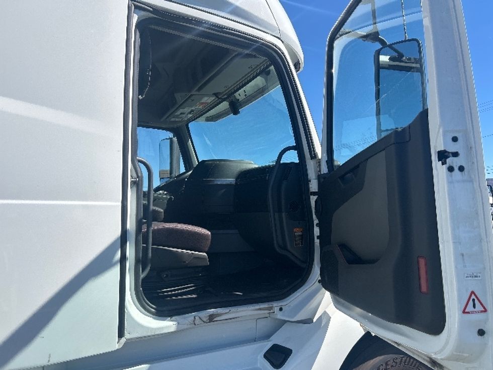 Sleeper Tractor-Heavy Duty Tractors-Volvo-2023-VNL64760-Fontana-CA-530,060\n\t\tmiles-$ 88,500 - Image 13