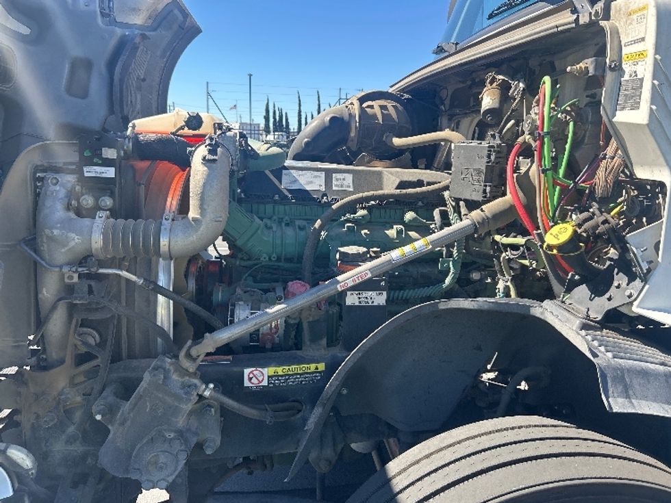 Sleeper Tractor-Heavy Duty Tractors-Volvo-2023-VNL64760-Fontana-CA-530,060\n\t\tmiles-$ 88,500 - Image 21