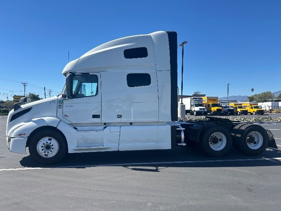 Sleeper Tractor-Heavy Duty Tractors-Volvo-2023-VNL64760-Fontana-CA-530,060\n\t\tmiles-$ 88,500 - Image 4