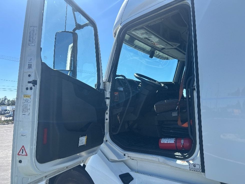 Sleeper Tractor-Heavy Duty Tractors-Volvo-2023-VNL64760-Fontana-CA-530,060\n\t\tmiles-$ 88,500 - Image 9