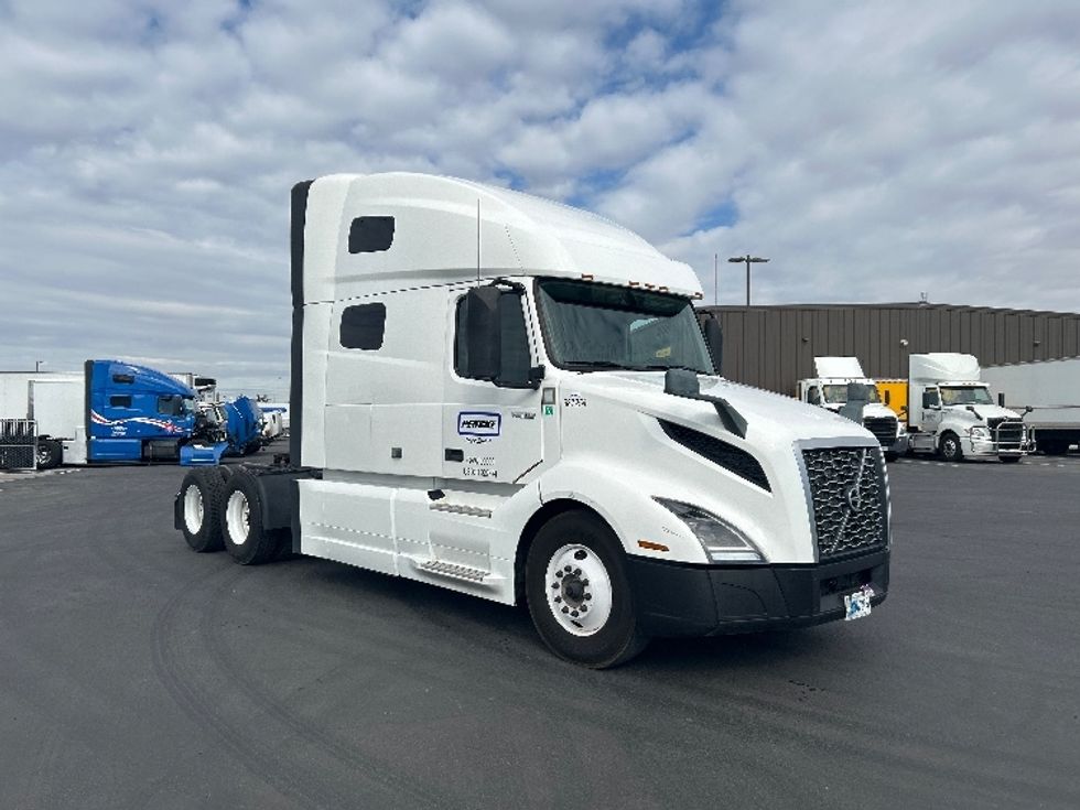 Sleeper Tractor-Heavy Duty Tractors-Volvo-2023-VNL64760-Fontana-CA-532,374\n\t\tmiles-$ 88,250 - Image 1