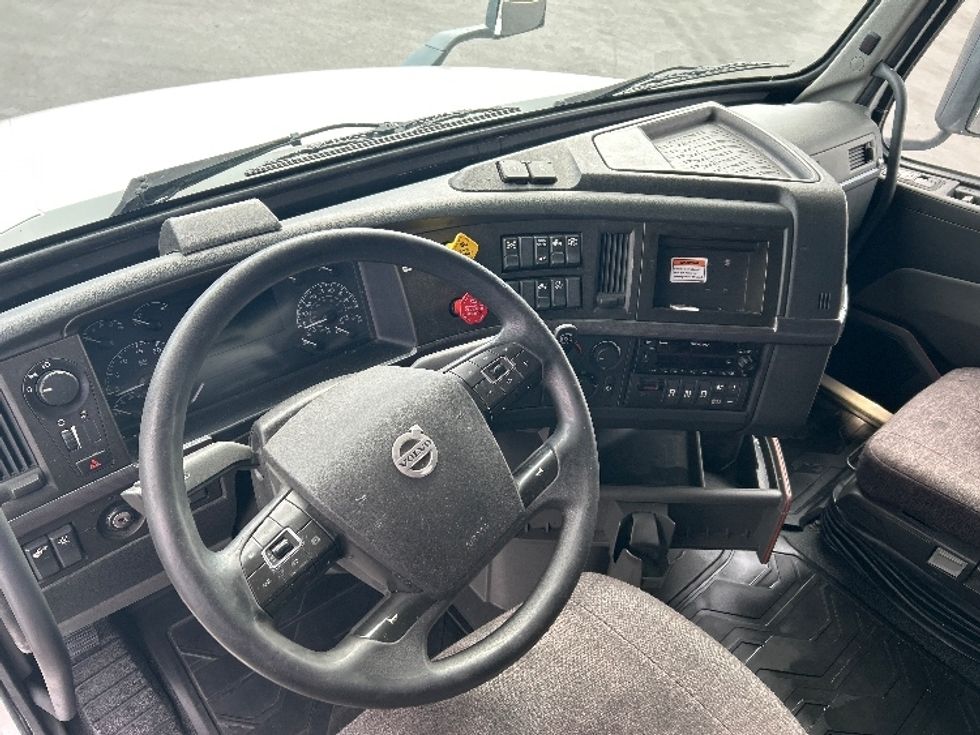 Sleeper Tractor-Heavy Duty Tractors-Volvo-2023-VNL64760-Fontana-CA-532,374\n\t\tmiles-$ 88,250 - Image 10