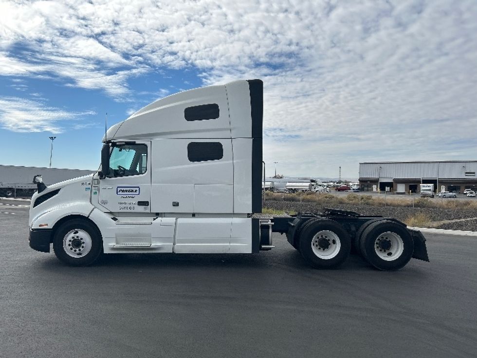 Sleeper Tractor-Heavy Duty Tractors-Volvo-2023-VNL64760-Fontana-CA-532,374\n\t\tmiles-$ 88,250 - Image 4
