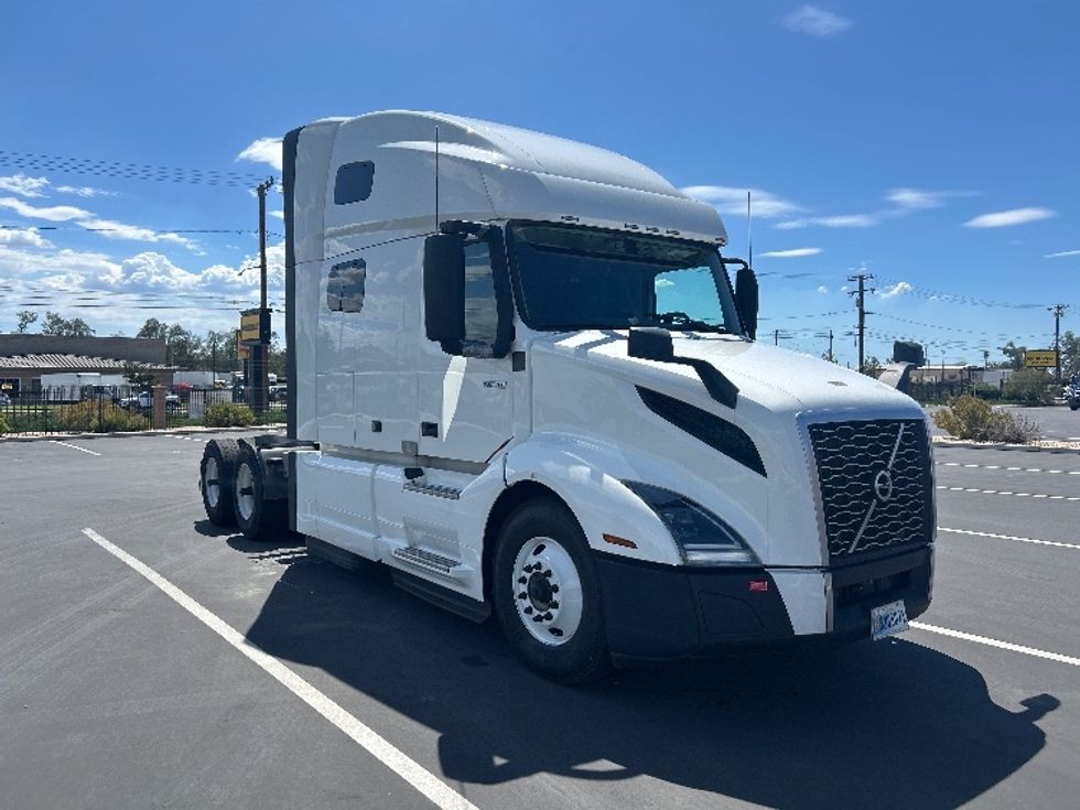 Sleeper Tractor-Heavy Duty Tractors-Volvo-2023-VNL64760-Fontana-CA-802,542\n\t\tmiles-$ 60,000 - Image 1