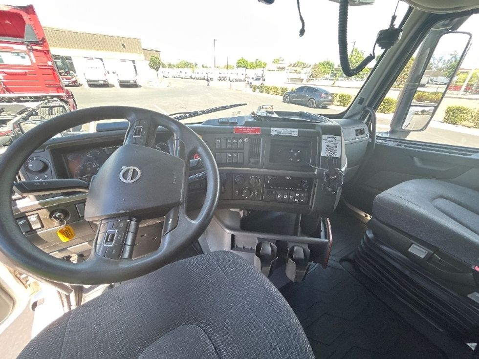 Sleeper Tractor-Heavy Duty Tractors-Volvo-2023-VNL64760-Fontana-CA-802,542\n\t\tmiles-$ 60,000 - Image 11