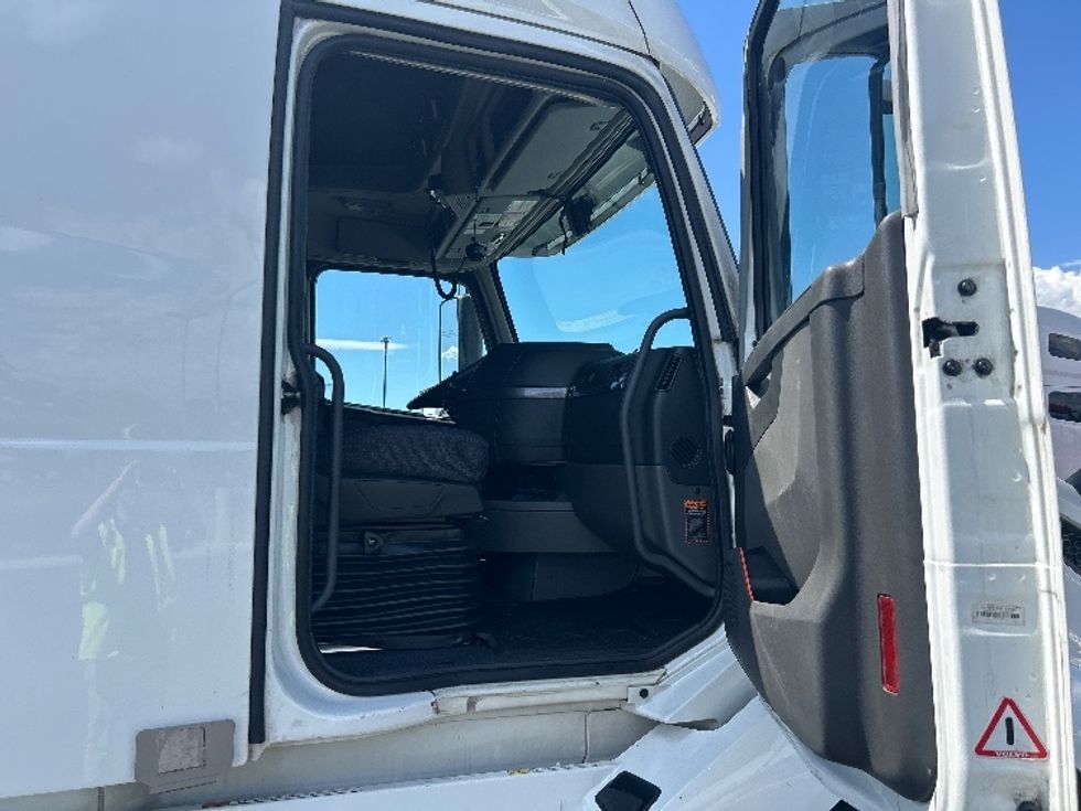 Sleeper Tractor-Heavy Duty Tractors-Volvo-2023-VNL64760-Fontana-CA-802,542\n\t\tmiles-$ 60,000 - Image 13