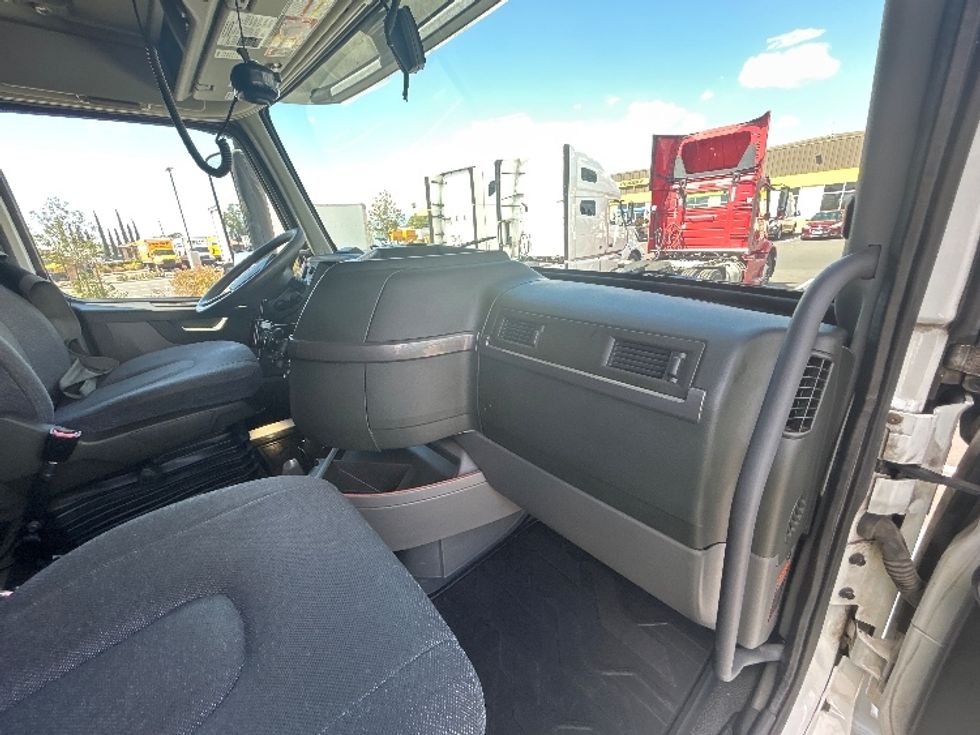 Sleeper Tractor-Heavy Duty Tractors-Volvo-2023-VNL64760-Fontana-CA-802,542\n\t\tmiles-$ 60,000 - Image 14