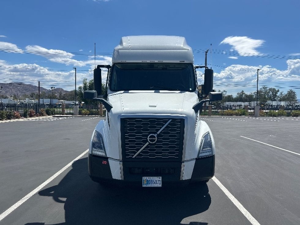 Sleeper Tractor-Heavy Duty Tractors-Volvo-2023-VNL64760-Fontana-CA-802,542\n\t\tmiles-$ 60,000 - Image 2