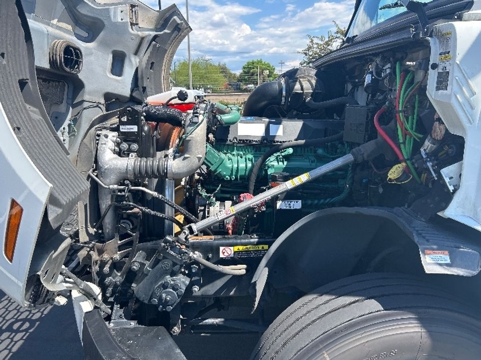 Sleeper Tractor-Heavy Duty Tractors-Volvo-2023-VNL64760-Fontana-CA-802,542\n\t\tmiles-$ 60,000 - Image 21