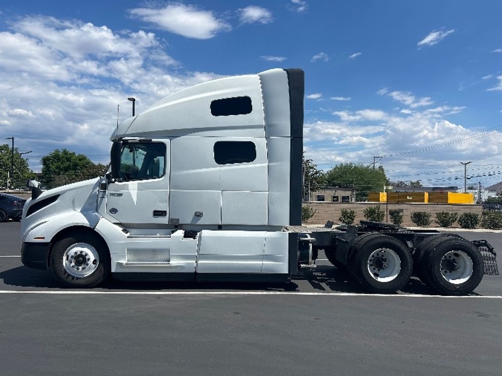 Sleeper Tractor-Heavy Duty Tractors-Volvo-2023-VNL64760-Fontana-CA-802,542\n\t\tmiles-$ 60,000 - Image 4