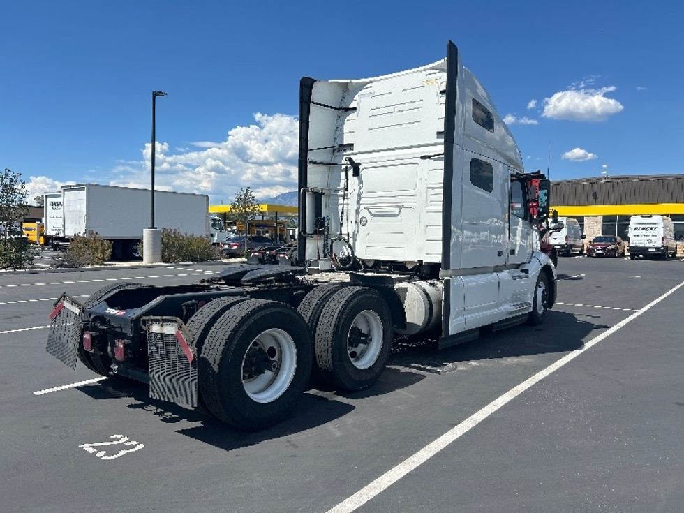 Sleeper Tractor-Heavy Duty Tractors-Volvo-2023-VNL64760-Fontana-CA-802,542\n\t\tmiles-$ 60,000 - Image 7