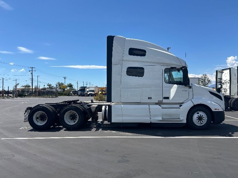 Sleeper Tractor-Heavy Duty Tractors-Volvo-2023-VNL64760-Fontana-CA-802,542\n\t\tmiles-$ 60,000 - Image 8