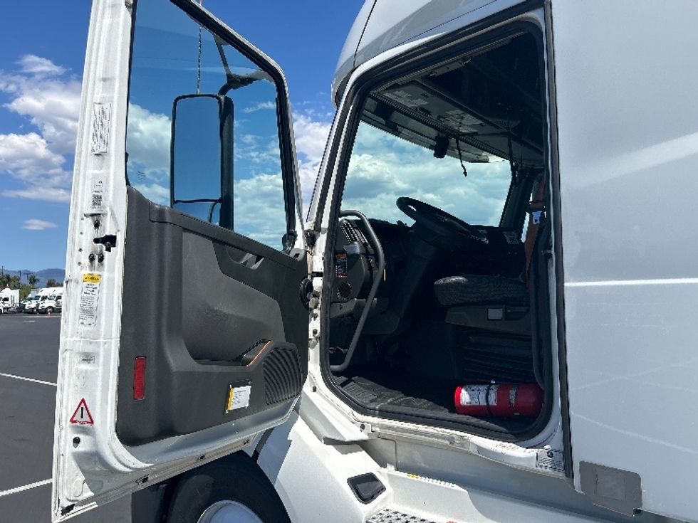 Sleeper Tractor-Heavy Duty Tractors-Volvo-2023-VNL64760-Fontana-CA-802,542\n\t\tmiles-$ 60,000 - Image 9