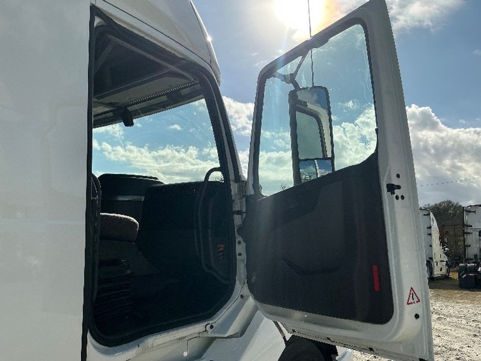 Sleeper Tractor-Heavy Duty Tractors-Volvo-2023-VNL64760-Garden City-GA-616,169\n\t\tmiles-$ 65,500 - Image 13