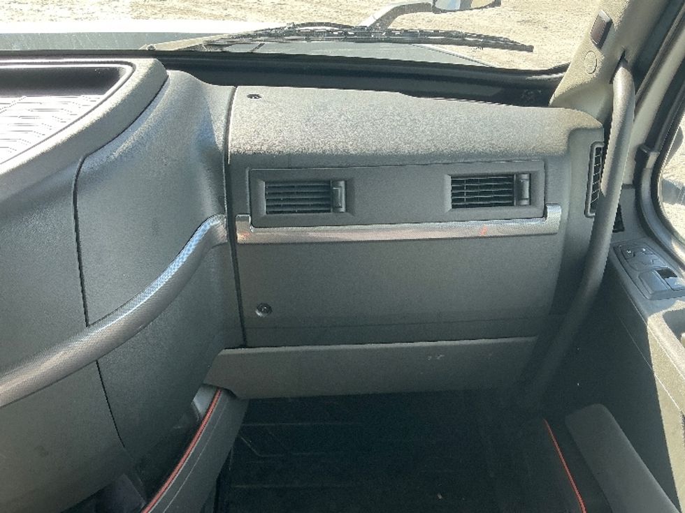 Sleeper Tractor-Heavy Duty Tractors-Volvo-2023-VNL64760-Garden City-GA-616,169\n\t\tmiles-$ 65,500 - Image 14