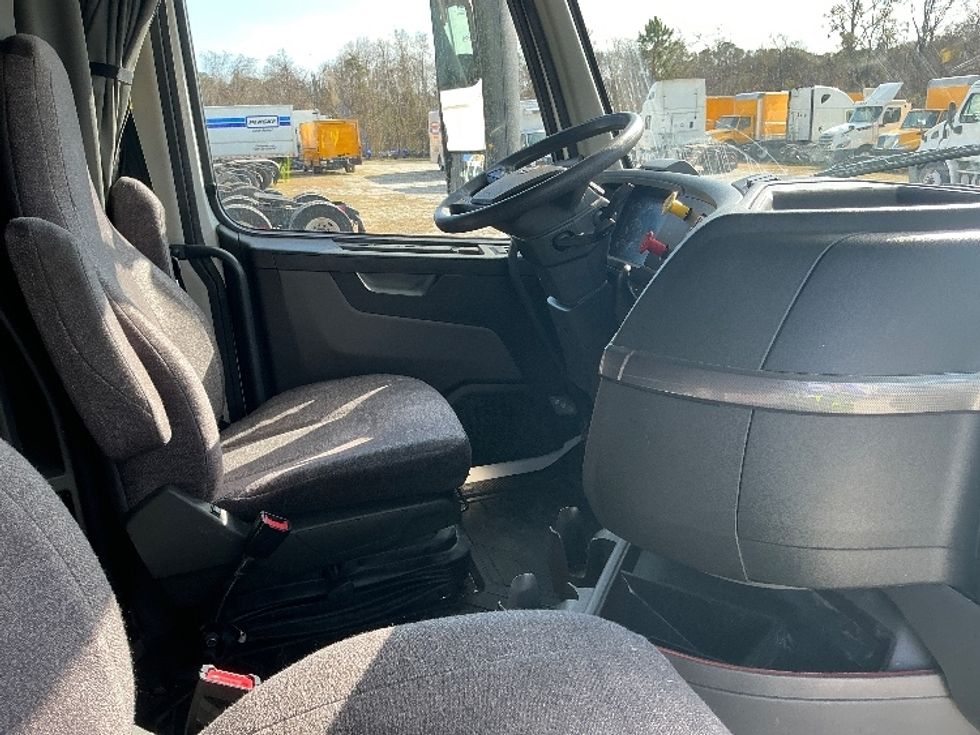 Sleeper Tractor-Heavy Duty Tractors-Volvo-2023-VNL64760-Garden City-GA-616,169\n\t\tmiles-$ 65,500 - Image 15