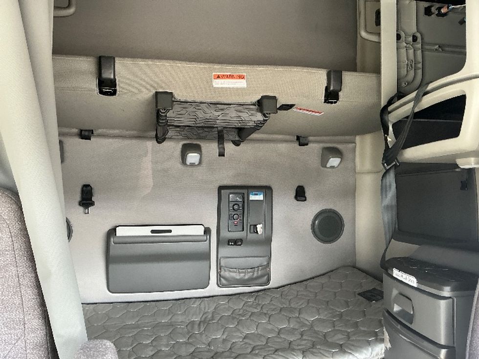 Sleeper Tractor-Heavy Duty Tractors-Volvo-2023-VNL64760-Garden City-GA-616,169\n\t\tmiles-$ 65,500 - Image 16