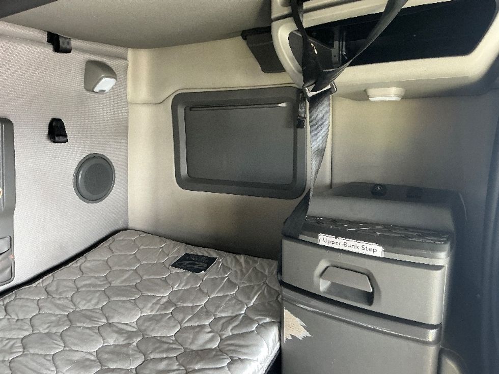 Sleeper Tractor-Heavy Duty Tractors-Volvo-2023-VNL64760-Garden City-GA-616,169\n\t\tmiles-$ 65,500 - Image 18