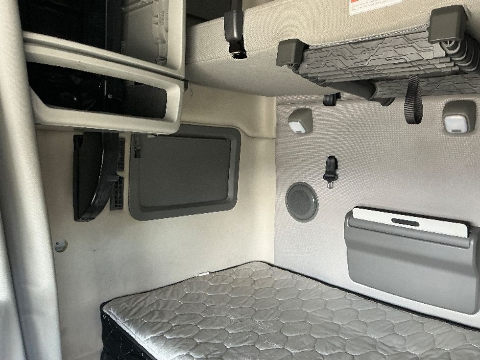 Sleeper Tractor-Heavy Duty Tractors-Volvo-2023-VNL64760-Garden City-GA-616,169\n\t\tmiles-$ 65,500 - Image 19