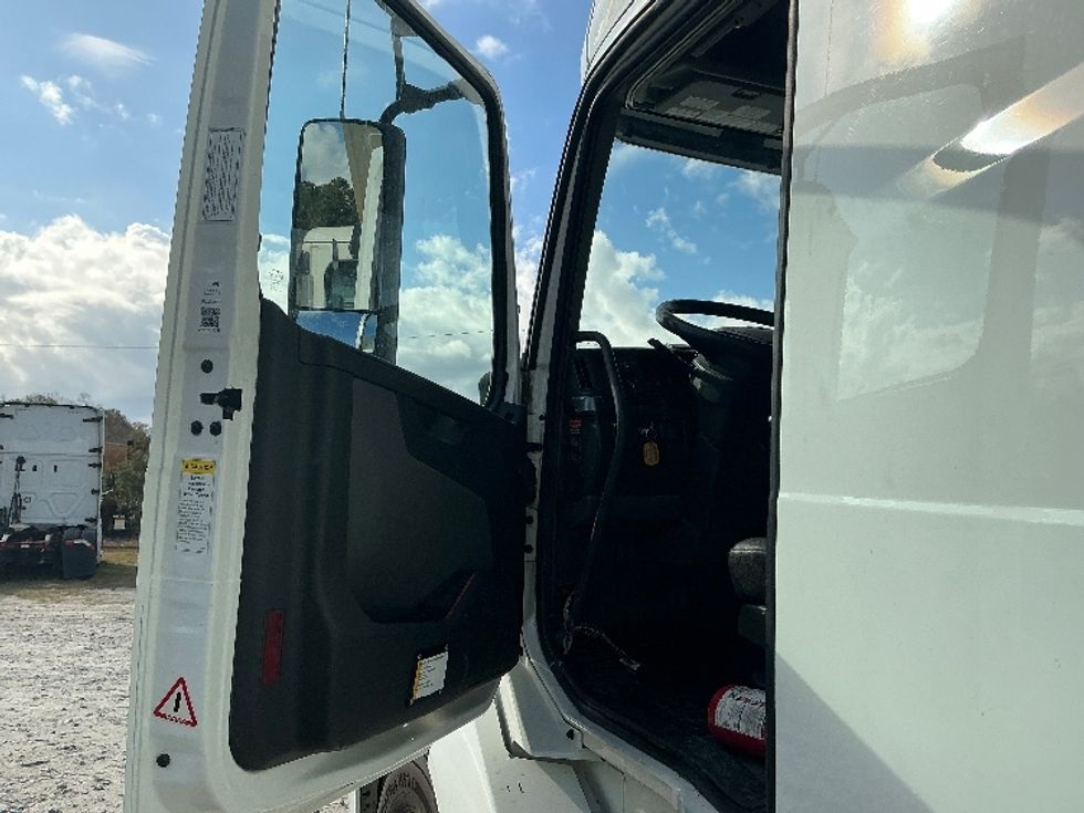 Sleeper Tractor-Heavy Duty Tractors-Volvo-2023-VNL64760-Garden City-GA-616,169\n\t\tmiles-$ 65,500 - Image 9