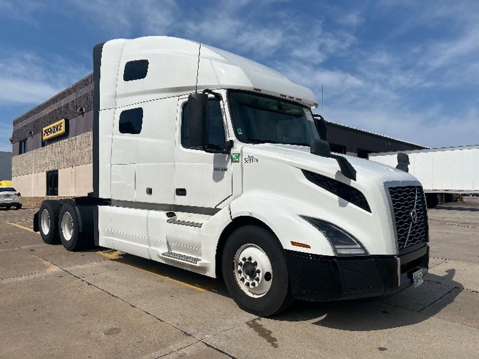 Sleeper Tractor-Heavy Duty Tractors-Volvo-2023-VNL64760-Grand Prairie-TX-469,323\n\t\tmiles-$ 84,500 - Image 1