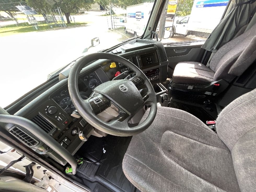 Sleeper Tractor-Heavy Duty Tractors-Volvo-2023-VNL64760-Grand Prairie-TX-469,323\n\t\tmiles-$ 84,500 - Image 10