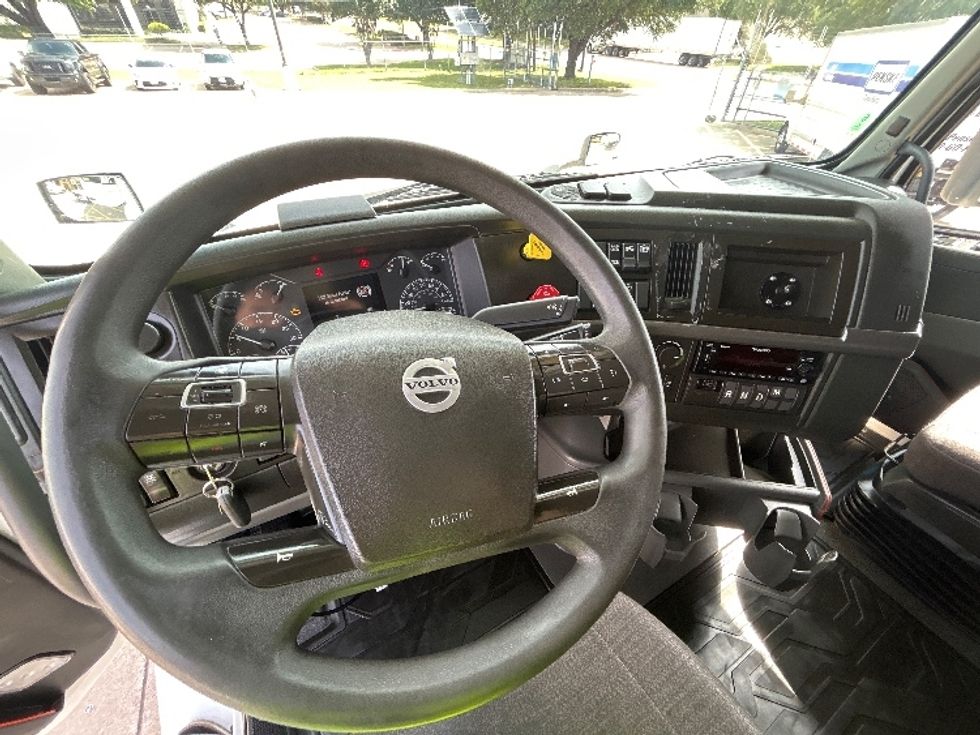 Sleeper Tractor-Heavy Duty Tractors-Volvo-2023-VNL64760-Grand Prairie-TX-469,323\n\t\tmiles-$ 84,500 - Image 11
