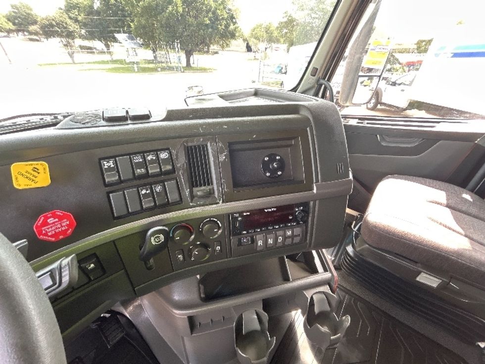 Sleeper Tractor-Heavy Duty Tractors-Volvo-2023-VNL64760-Grand Prairie-TX-469,323\n\t\tmiles-$ 84,500 - Image 12