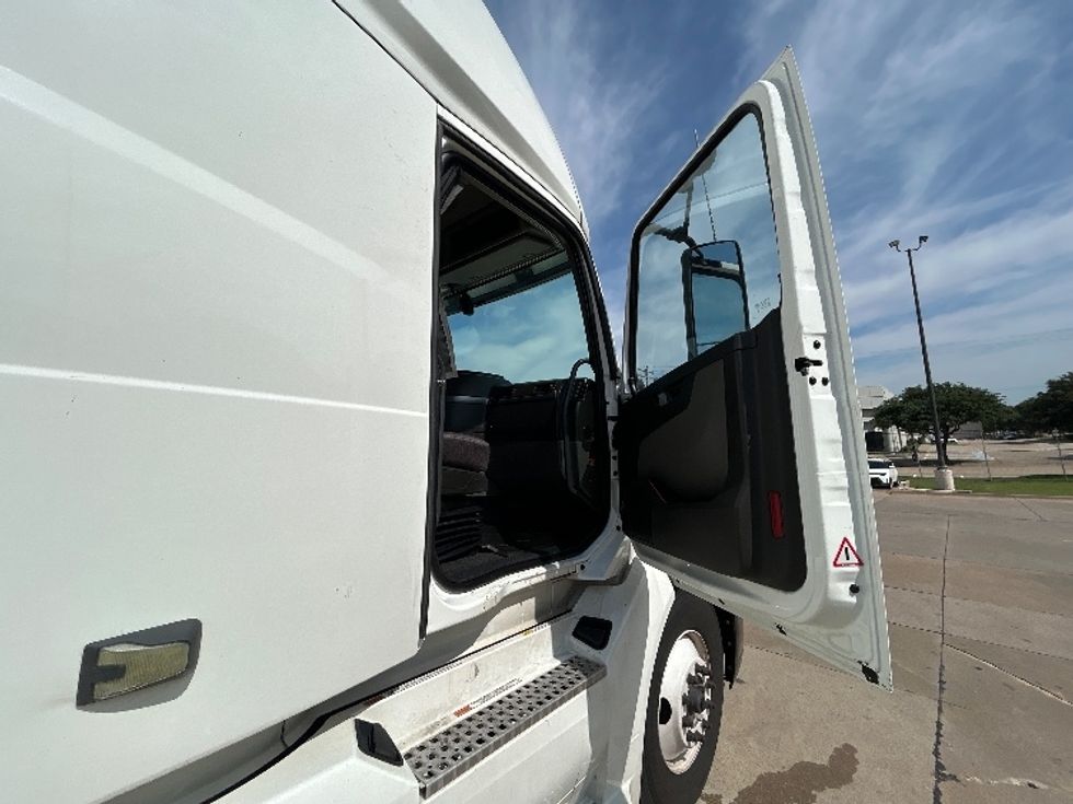 Sleeper Tractor-Heavy Duty Tractors-Volvo-2023-VNL64760-Grand Prairie-TX-469,323\n\t\tmiles-$ 84,500 - Image 13