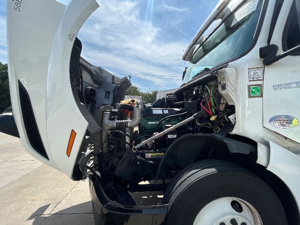 Sleeper Tractor-Heavy Duty Tractors-Volvo-2023-VNL64760-Grand Prairie-TX-469,323\n\t\tmiles-$ 84,500 - Image 20
