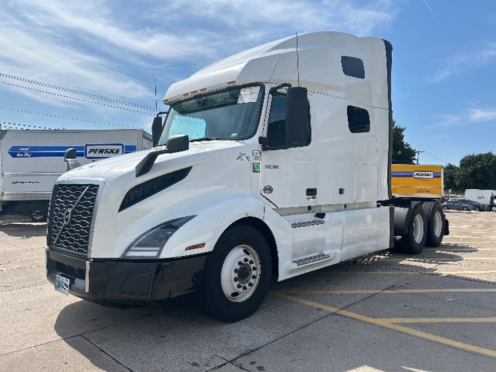 Sleeper Tractor-Heavy Duty Tractors-Volvo-2023-VNL64760-Grand Prairie-TX-469,323\n\t\tmiles-$ 84,500 - Image 3