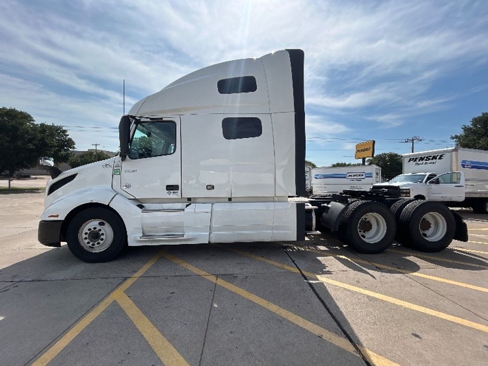 Sleeper Tractor-Heavy Duty Tractors-Volvo-2023-VNL64760-Grand Prairie-TX-469,323\n\t\tmiles-$ 84,500 - Image 4