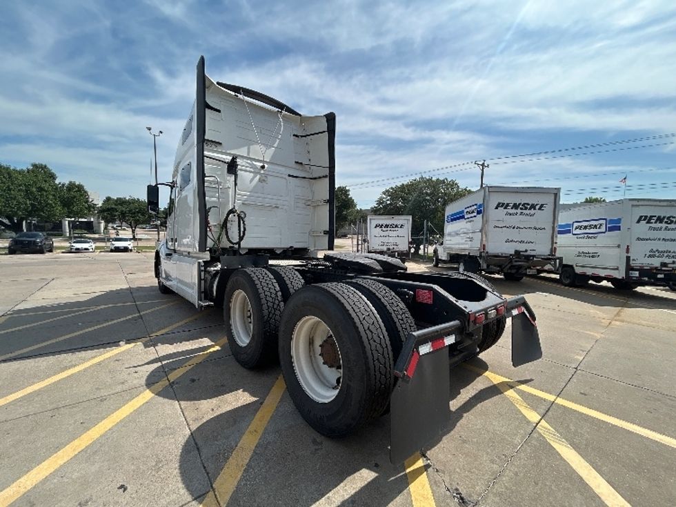 Sleeper Tractor-Heavy Duty Tractors-Volvo-2023-VNL64760-Grand Prairie-TX-469,323\n\t\tmiles-$ 84,500 - Image 5