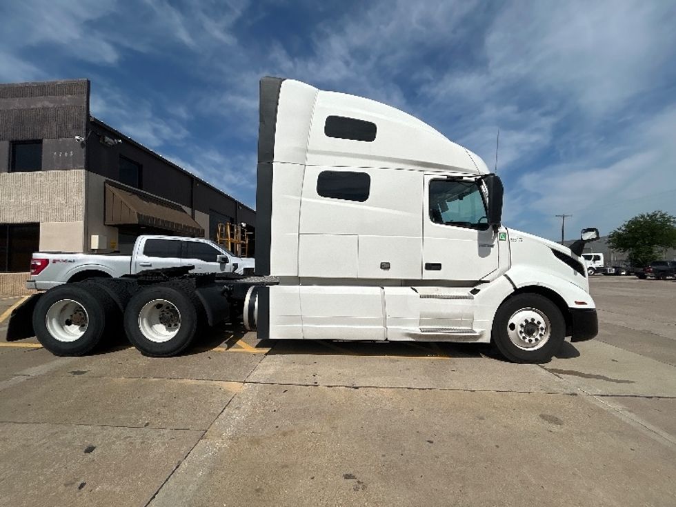 Sleeper Tractor-Heavy Duty Tractors-Volvo-2023-VNL64760-Grand Prairie-TX-469,323\n\t\tmiles-$ 84,500 - Image 8