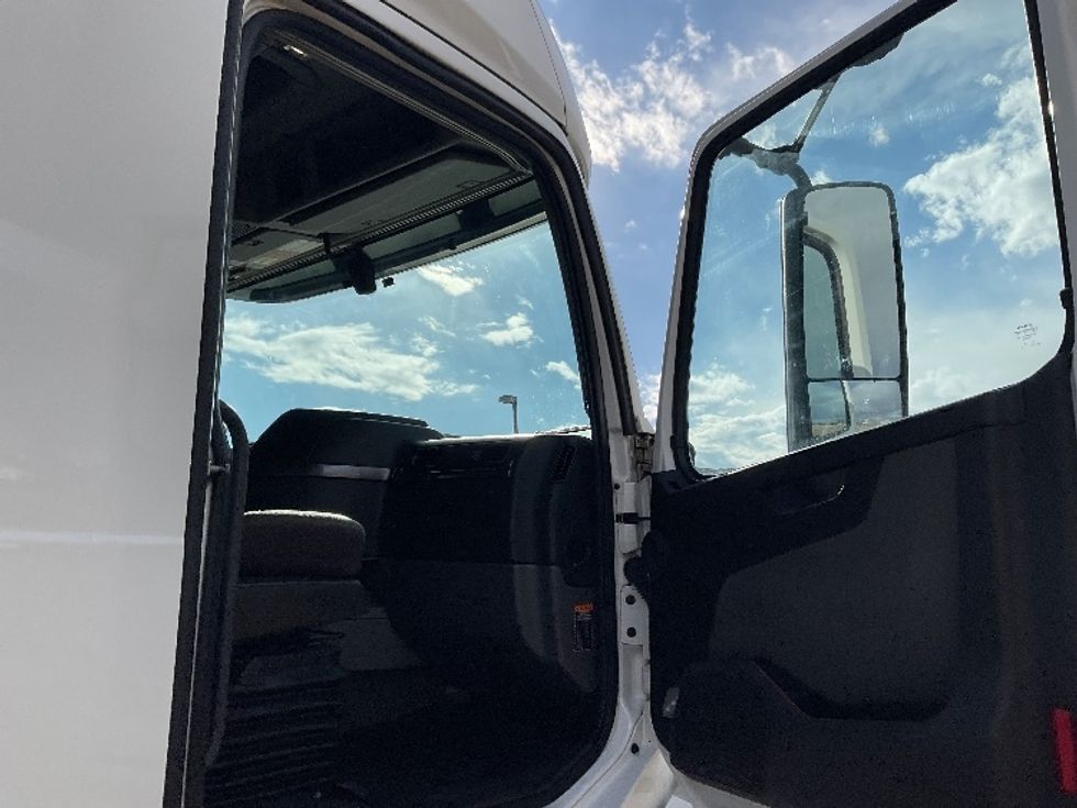 Sleeper Tractor-Heavy Duty Tractors-Volvo-2023-VNL64760-Greeley-CO-507,128\n\t\tmiles-$ 83,000 - Image 13