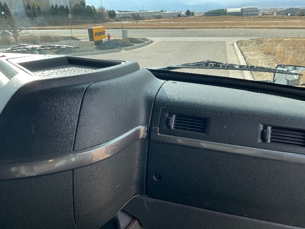 Sleeper Tractor-Heavy Duty Tractors-Volvo-2023-VNL64760-Greeley-CO-507,128\n\t\tmiles-$ 83,000 - Image 14