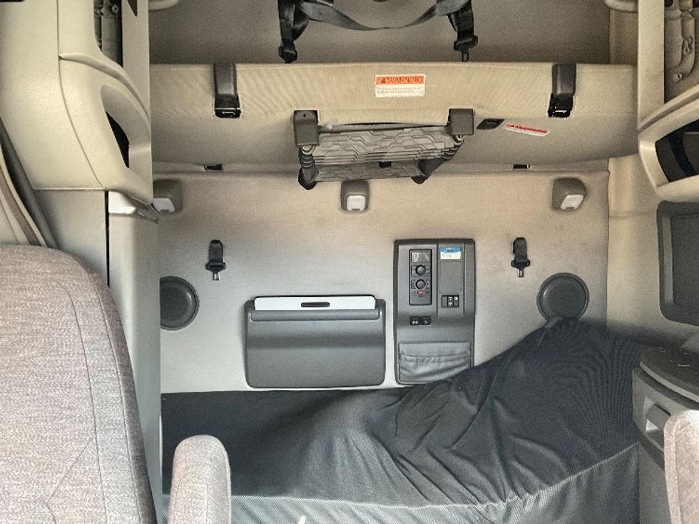 Sleeper Tractor-Heavy Duty Tractors-Volvo-2023-VNL64760-Greeley-CO-507,128\n\t\tmiles-$ 83,000 - Image 16