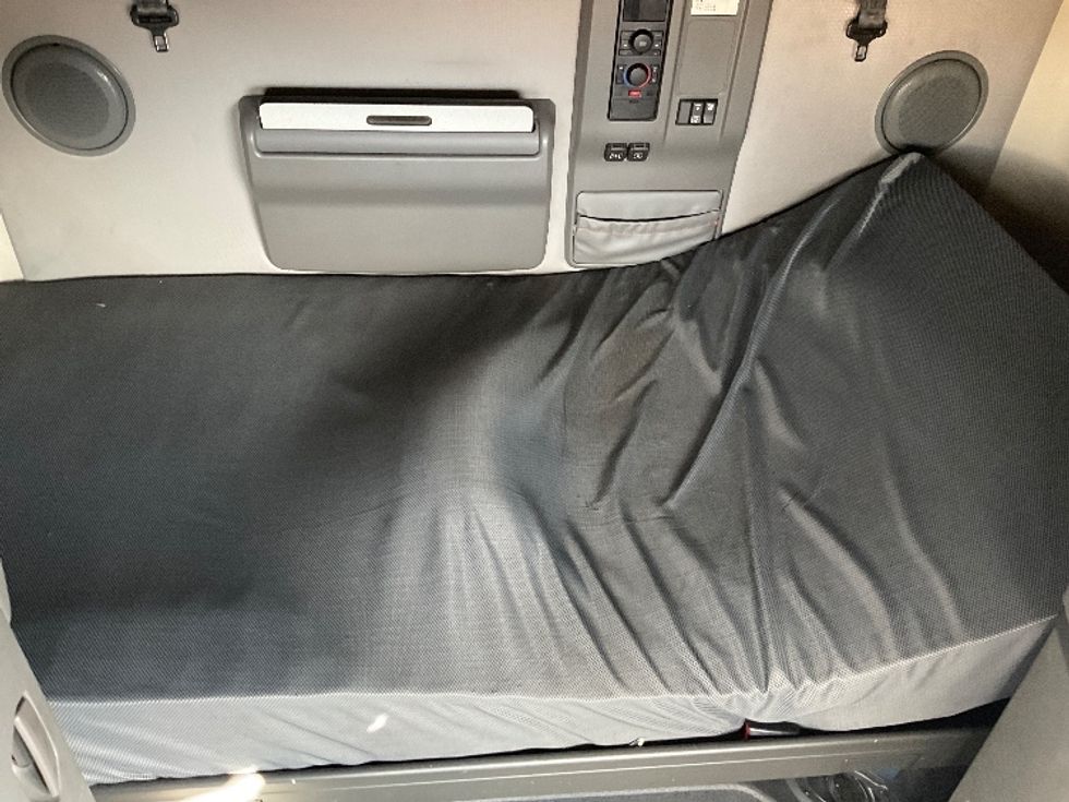 Sleeper Tractor-Heavy Duty Tractors-Volvo-2023-VNL64760-Greeley-CO-507,128\n\t\tmiles-$ 83,000 - Image 17