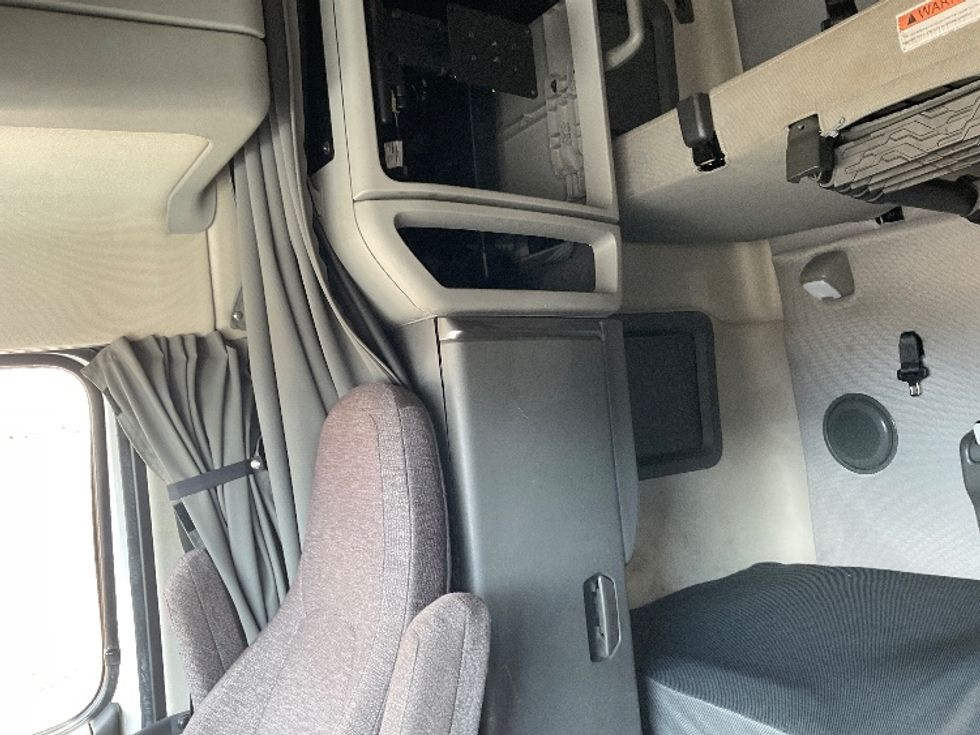 Sleeper Tractor-Heavy Duty Tractors-Volvo-2023-VNL64760-Greeley-CO-507,128\n\t\tmiles-$ 83,000 - Image 19