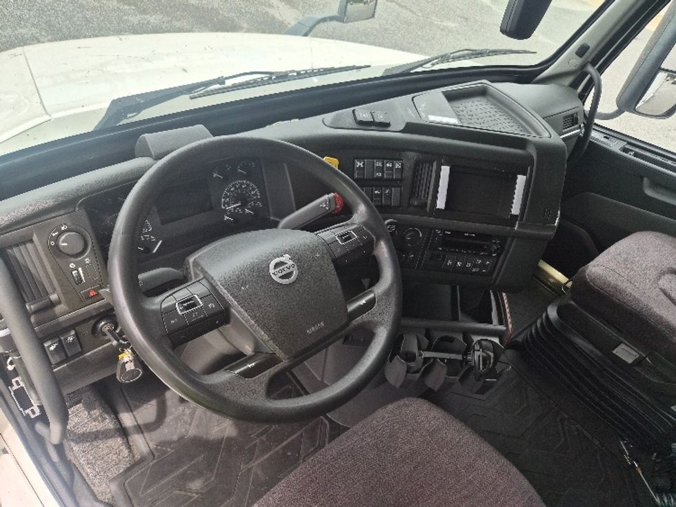Sleeper Tractor-Heavy Duty Tractors-Volvo-2023-VNL64760-Greensboro-NC-534,701\n\t\tmiles-$ 73,750 - Image 10