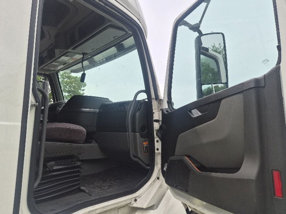 Sleeper Tractor-Heavy Duty Tractors-Volvo-2023-VNL64760-Greensboro-NC-534,701\n\t\tmiles-$ 73,750 - Image 13